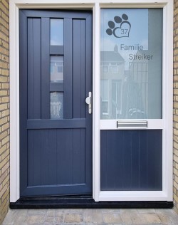 Raamfolie voordeur huisnr in hondenpootje en naam